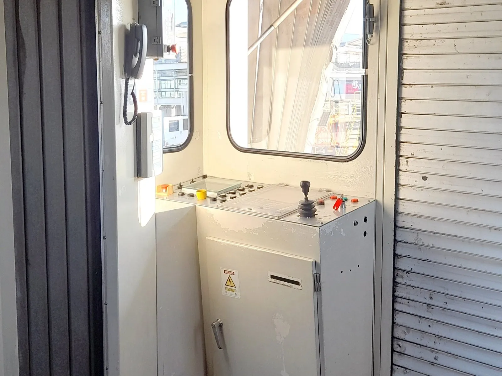 Boarding bridge control cab before modernization