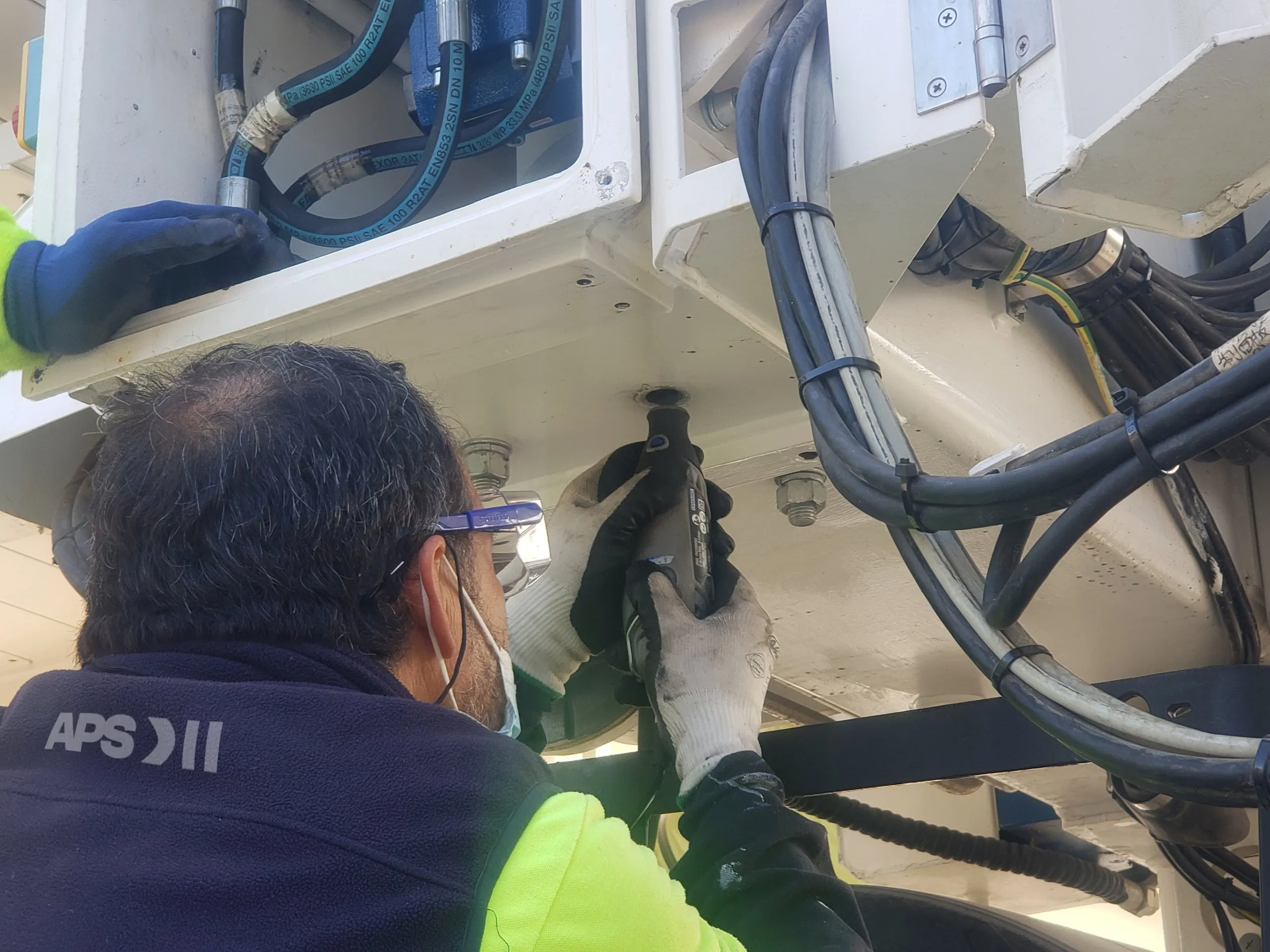 APS LATAM technician on the apron, with the company emblem on the uniform
