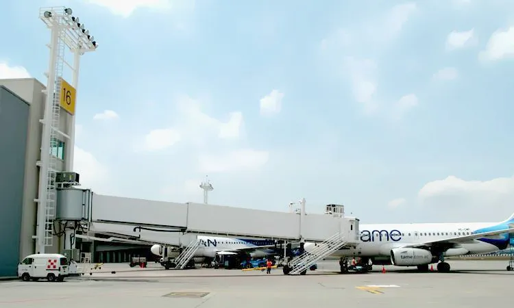 Boarding bridges and an aircraft on the apron of an airport in Ecuador