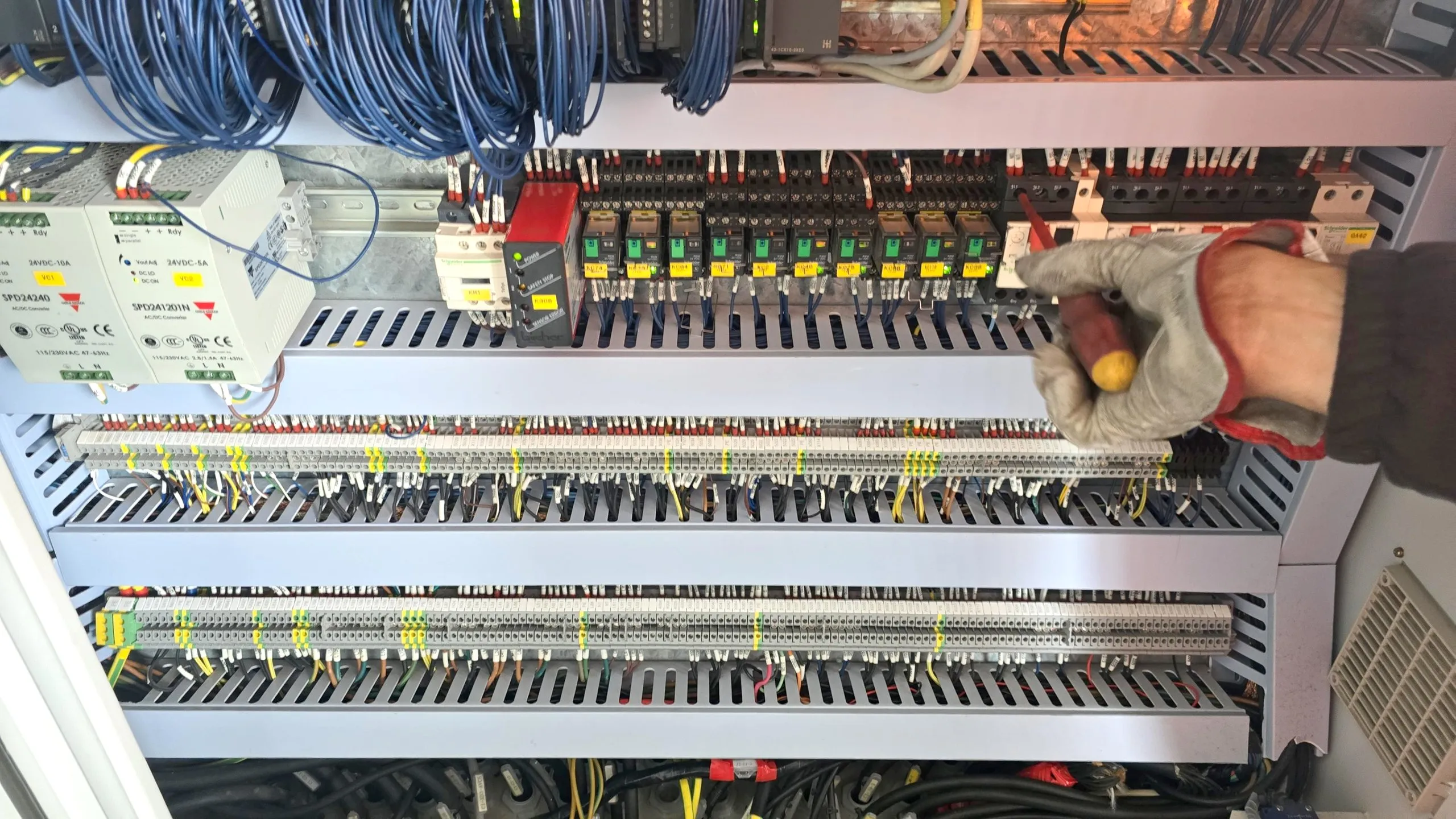Installation of electrical equipment at an airport in Latin America