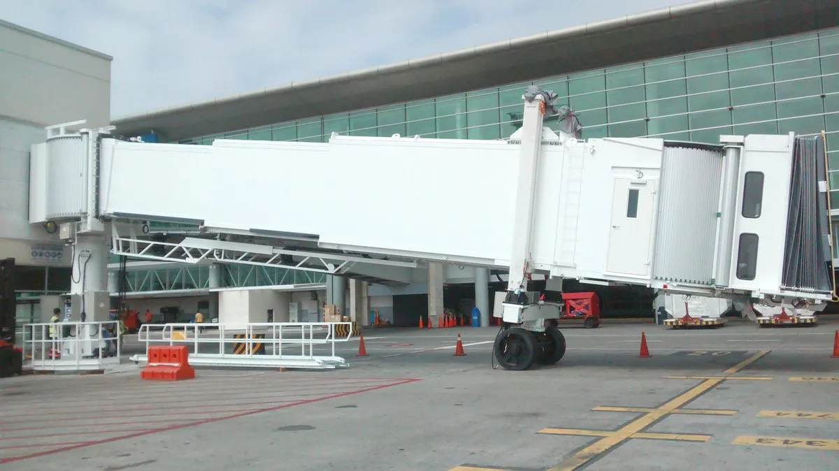 Installation of a boarding bridge at Guayaquil airport, Ecuador