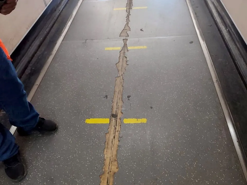 Boarding bridge interior floor with a deteriorated central joint